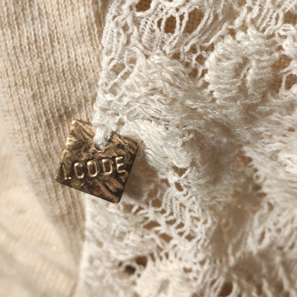 🔴 FREE w/ bundle: Cream Top with Lace Back 🔴 - Picture 5 of 5